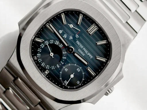 Title: Nautilus Ref. 3712
Brand: Patek Philippe
Model: Nautilus Ref. 3712/1A-001
Ref: 3712
Category: Sport
Diameter: 40mm
Functions: Dato, Månefase
Year: 2005
Price: null
Condition: undefined
Dial Color: Blå
Strap: Metal
Case material: Stål
Gender: Herre
Match: 100.0%
Billedet er ejet af ETP Watches (155458) Et Patek Philippe ur