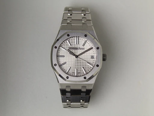Title: Royal Oak 50th Anniversary Ref. 15510St.OO.1320St.03
Brand: Audemars Piguet
Model: Royal Oak 50th Anniversary
Ref: 15510ST.OO.1320ST.03
Category: Sport
Diameter: 41mm
Functions: Dato
Year: 2022
Price: 306007
Condition: undefined
Dial Color: Sølv
Strap: Metal
Case material: Stål
Gender: Herre
Match: 100.0%
Billedet er ejet af ETP Watches (267238) Et Audemars Piguet ur