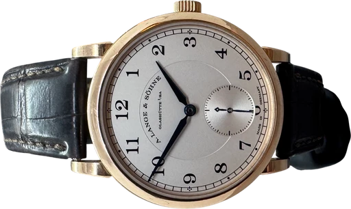 Title: 1815 Rød guld
Brand: A. Lange & Söhne
Model: 1815
Ref: 235.032
Category: Dress
Diameter: 39mm
Functions: Dato
Year: 2022
Price: 155000
Condition: 10.0
Dial Color: Hvid
Strap: Læder
Case material: Guld
Gender: Herre
Match: 100.0%
Billedet er ejet af Franz Jaeger & Me (334809) Et A. Lange & Söhne ur