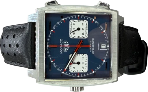 Titel: Monaco
Mærke: Tag Heuer
Model: Monaco
Ref.: CAW211P.FC6356
Kategori: Racing
Diameter: 39mm
Funktioner: Kronograf, Dato
Årgang: 2022
Pris: 38000
Stand: 10.0 (Nyt)
Skivefarve: Blå
Rem: Læder
Kassemateriale: Stål
Køn: Herre
Match: 100.0%
Billedet ejes af Franz Jaeger & Me (935257) Et Tag Heuer ur