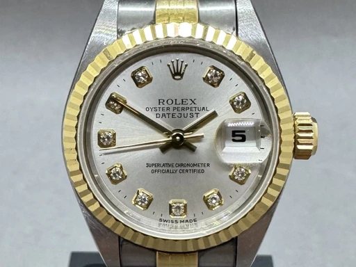 Title: Datejust Guld/stål 26 mm m. diamanter
Brand: Rolex
Model: Oyster Perpetual Datejust
Ref: 69173
Category: Dress
Diameter: 26mm
Functions: Dato
Year: 1998
Price: 48000
Condition:
Dial Color: Sølv
Strap: Metal
Case material: Andet
Gender: Dame
Match: 100.0%
Billedet er ejet af Franz Jaeger & Me (348532) Et Rolex ur