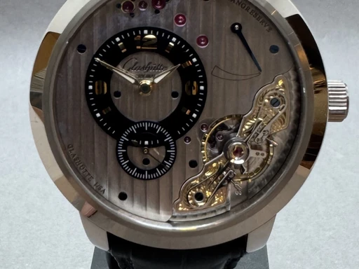 Title: PanoInverse XL Hvidguld
Brand: Glashütte Original
Model: PanoInverse XL
Ref: 66-01-04-14-05
Category: Skeleton
Diameter: 42mm
Functions: Dato
Year: null
Price: 135000
Condition: undefined
Dial Color: Sølv
Strap: Læder
Case material: Guld
Gender: Herre
Match: 100.0%
Billedet er ejet af Franz Jaeger & Me (171016) Et Glashütte Original ur