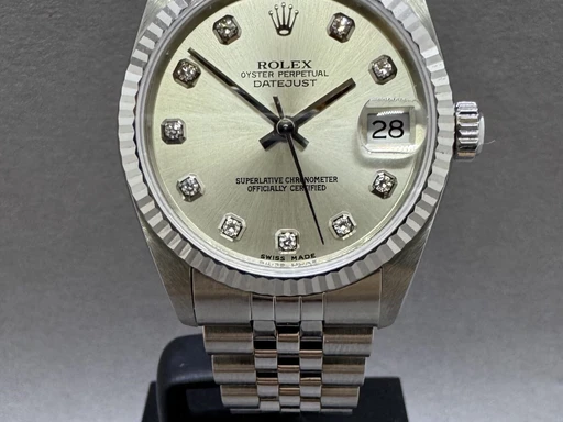 Titel: Oyster Datejust 31 mm hvidguldskrans, m. diamanter
Mærke: Rolex
Model: Oyster Datejust
Ref.: 68274
Årgang: 1996
Tilbehør: Boks og Papirer
Pris: 58.000 kr.
Diameter: 31mm
Funktioner: Dato
Skivefarve: Sølv
Rem: Metal
Kassemateriale: Stål
Kategori: Dress
Køn: Unisex
Match: 100.0%
Billedet ejes af Franz Jaeger & Me (101812) Et Rolex ur