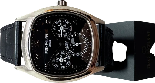 Title: Perpetual Calendar Hvidguld.
Brand: Patek Philippe
Model:
Ref: 5940 G
Category: Dress
Diameter: 37mm
Functions: Ugedag, Dato, Månefase
Year: 2017
Price: 550000
Condition: 10.0
Dial Color: Sort
Strap: Læder
Case material: Guld
Gender: Herre
Match: 100.0%
Billedet er ejet af Franz Jaeger & Me (423046) Et Patek Philippe ur