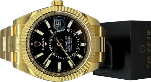 Title: Sky Dweller 18kt Gold (New)
Brand: Rolex
Model: Sky Dweller
Ref: 326938
Category: Pilot
Diameter: 42mm
Functions: Dato, GMT
Year: 2022
Price: 320000
Condition: 10.0
Dial Color: Sort
Strap: Metal
Case material: Guld
Gender: Herre
Match: 100.0%
Billedet er ejet af Franz Jaeger & Me (791493) Et Rolex ur