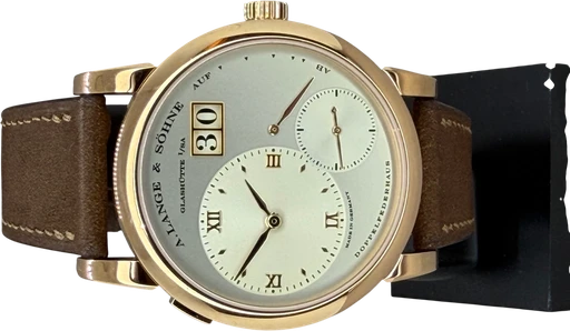Titel: Lange 1 i roseguld (Nyhed)
Mærke: A. Lange & Söhne
Model: Lange 1 Rose guld
Ref.: 101032
Årgang: 2004
Tilbehør:
Pris: 230.000 kr.
Diameter: 38mm
Funktioner: Dato
Skivefarve: Hvid
Rem: Læder
Kassemateriale: Guld
Kategori: Dress
Køn: Herre
Match: 100.0%
Billedet ejes af Franz Jaeger & Me (1150229) Et A. Lange & Söhne ur