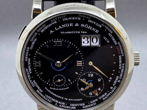 Title: Lange 1 Time Zone Hvidguld
Brand: A. Lange & Söhne
Model: Lange 1 Time Zone
Ref: 136.029
Category: Pilot
Diameter: 42mm
Functions: Dato, GMT
Year: 2022
Price: 310000
Condition: undefined
Dial Color: Sort
Strap: Læder
Case material: Andet
Gender: Herre
Match: 100.0%
Billedet er ejet af Franz Jaeger & Me (101772) Et A. Lange & Söhne ur