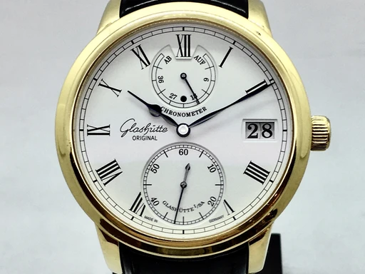 Title: Senator Chronometer Manuelt værk
Brand: Glashütte Original
Model: Senator Chronometer Manuelt værk
Ref: 58-01-01-01-04
Category: Dress
Diameter: 42mm
Functions: Dato
Year: 2010
Price: 100000
Condition: undefined
Dial Color: Hvid
Strap: Læder
Case material: Guld
Gender: Herre
Match: 100.0%
Billedet er ejet af Franz Jaeger & Me (101798) Et Glashütte Original ur