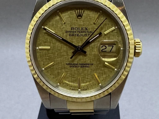 Title: Datejust 36 Guld/Stål Lined skive Oyster lænke
Brand: Rolex
Model: Datejust 36
Ref: 16233
Category: Dress
Diameter: 36mm
Functions: Dato
Year: 1989
Price: 50000
Condition: undefined
Dial Color: Gul
Strap: Metal
Case material: Guld
Gender: Herre
Match: 100.0%
Billedet er ejet af Franz Jaeger & Me (141896) Et Rolex ur
