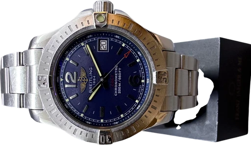 Title: Colt Quartz Lady
Brand: Breitling
Model: Colt Quartz Lady
Ref: A7738811
Category: Dykker
Diameter: 33mm
Functions: Dato
Year: 2016
Price: 14000
Condition: 10.0
Dial Color: Blå
Strap: Metal
Case material: Stål
Gender: Dame
Match: 100.0%
Billedet er ejet af Franz Jaeger & Me (101782) Et Breitling ur