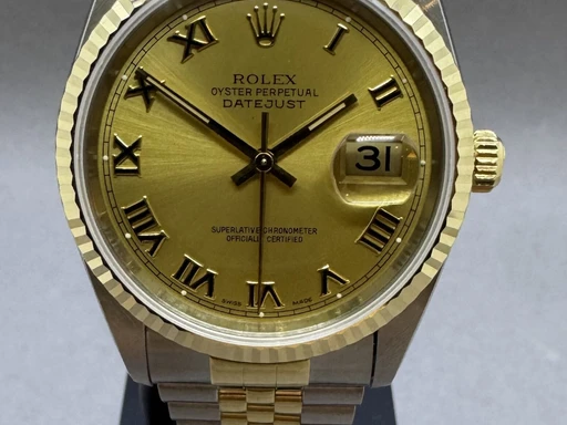Titel: Datejust 36 mm Romer tal.
Mærke: Rolex
Model: Datejust
Ref.: 16233
Årgang: 1995
Tilbehør: Boks og Papirer
Pris: 48.000 kr.
Diameter: 36mm
Funktioner: Dato
Skivefarve: Guld
Rem: Metal
Kassemateriale: Stål
Kategori: Dress
Køn: Unisex
Match: 100.0%
Billedet ejes af Franz Jaeger & Me (139917) Et Rolex ur