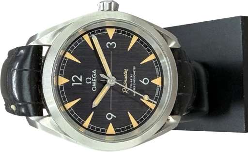 Titel: Seamaster Railmaster (Nyhed)
Mærke: Omega
Model: Seamaster Railmaster
Ref.: 220.12.40.20.01.001
Årgang: 2021
Tilbehør: Boks og Papirer
Pris: 27.000 kr.
Diameter: 40mm
Funktioner:
Skivefarve: Sort
Rem: Læder
Kassemateriale: Stål
Kategori: Dress
Køn: Herre
Match: 100.0%
Billedet ejes af Franz Jaeger & Me (1136629) Et Omega ur