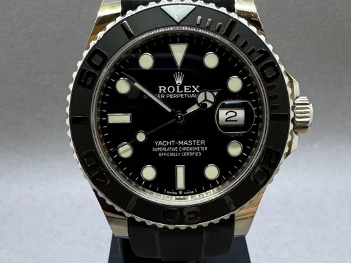 Title: Yacht-Master hvid guld 42 mm
Brand: Rolex
Model: Yacht-Master
Ref: 226659
Category: Sport
Diameter: 42mm
Functions: Dato
Year: 2021
Price: 225000
Condition: undefined
Dial Color: Sort
Strap: Gummi
Case material: Guld
Gender: Herre
Match: 100.0%
Billedet er ejet af Franz Jaeger & Me (101760) Et Rolex ur
