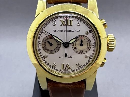 Title: Chronograph Guld Lady Mop diamant skive.
Brand: Girard-Perregaux
Model:
Ref: 80450
Category: Dress
Diameter: 31mm
Functions: Kronograf
Year: 2005
Price: 37000
Condition: undefined
Dial Color: Hvid
Strap: Læder
Case material: Guld
Gender: Dame
Match: 100.0%
Billedet er ejet af Franz Jaeger & Me (101785) Et Girard-Perregaux ur