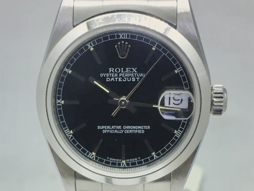 Title: Datejust 31 mm Blå skive
Brand: Rolex
Model: Datejust
Ref: 68240
Category: Dress
Diameter: 31mm
Functions: Dato
Year: 1997
Price: 40000
Condition: 10.0
Dial Color: Blå
Strap: Metal
Case material: Stål
Gender: Unisex
Match: 100.0%
Billedet er ejet af Franz Jaeger & Me (334875) Et Rolex ur