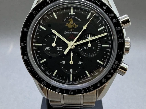 Title: Speedmaster  50th Anniversary
Brand: Omega
Model: Speedmaster Professional
Ref: 311.30.42.30.01.001
Category: Racing
Diameter: 42mm
Functions: Kronograf
Year: 2007
Price: 43000
Condition: undefined
Dial Color: Sort
Strap: Metal
Case material: Stål
Gender: Herre
Match: 100.0%
Billedet er ejet af Franz Jaeger & Me (101753) Et Omega ur