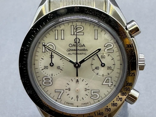 Title: Speedmaster Reduced MOP Skive
Brand: Omega
Model: Omega Speedmasterreduced
Ref: 38347036
Category: Racing
Diameter: 39mm
Functions: Kronograf
Year: 2010
Price: 24000
Condition: undefined
Dial Color: Hvid
Strap: Metal
Case material: Stål
Gender: Herre
Match: 100.0%
Billedet er ejet af Franz Jaeger & Me (101768) Et Omega ur