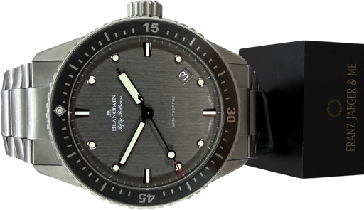 Titel: Fifty Fathoms Bathyscaphe Titanium
Mærke: Blancpain
Model: Fifty Fathoms Bathyscaphe Titanium
Ref.: BC 5000-1210-98S
Årgang: 2023
Tilbehør: Boks og Papirer
Stand: 10.0 (Nyt)
Pris: 90.000 kr.
Diameter: 43mm
Funktioner: Dato
Skivefarve: Grå
Rem: Metal
Kassemateriale: Titanium
Kategori: Dykker
Køn: Herre
Match: 100.0%
Billedet ejes af Franz Jaeger & Me (1044902) Et Blancpain ur