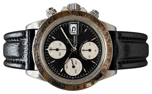 Titel: Big Block ref. 94300
Mærke: Tudor
Model: Big Block
Ref.: 94300
Årgang: 1986
Tilbehør: Boks og Papirer
Pris: 63.000 kr.
Diameter: 40mm
Funktioner: Kronograf, Dato
Skivefarve: Sort
Rem: Læder
Kassemateriale: Stål
Kategori: Racing
Køn: Herre
Match: 100.0%
Billedet ejes af Franz Jaeger & Me (171015) Et Tudor ur
