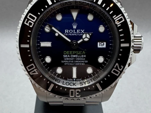 Title: Sea Dweller Deepsea “James Cameron”
Brand: Rolex
Model: Sea Dweller Deepsea
Ref: 136660
Category: Dykker
Diameter: 44mm
Functions: Dato
Year: 2022
Price: 125000
Condition: 10.0
Dial Color: Blå
Strap: Metal
Case material: Stål
Gender: Herre
Match: 100.0%
Billedet er ejet af Franz Jaeger & Me (437002) Et Rolex ur