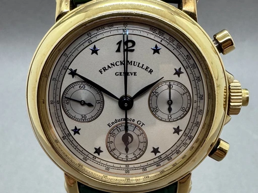 Title: Endurance Gt Rattrapante
Brand: Franck Muller
Model: Endurance Gt Rattrapante
Ref: 7000 R EN
Category: Racing
Diameter: 39mm
Functions: Kronograf
Year: null
Price: 145000
Condition: undefined
Dial Color: Hvid
Strap: Læder
Case material: Guld
Gender: Herre
Match: 100.0%
Billedet er ejet af Franz Jaeger & Me (171017) Et Franck Muller ur