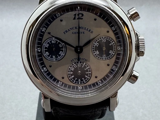 Title: Kronograf Stål
Brand: Franck Muller
Model:
Ref: 7000 CC
Category: Racing
Diameter: 39mm
Functions: Kronograf
Year: null
Price: 65000
Condition: undefined
Dial Color: Sølv
Strap: Læder
Case material: Stål
Gender: Herre
Match: 100.0%
Billedet er ejet af Franz Jaeger & Me (171018) Et Franck Muller ur