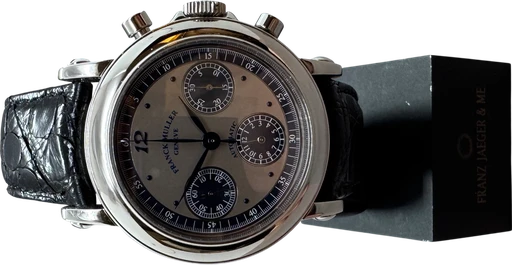 Title: Kronograf Stål
Brand: Franck Muller
Model:
Ref: 7000 CC
Category: Racing
Diameter: 39mm
Functions: Kronograf
Year:
Price: 65000
Condition:
Dial Color: Grå
Strap: Læder
Case material: Stål
Gender: Herre
Match: 100.0%
Billedet er ejet af Franz Jaeger & Me (171018) Et Franck Muller ur