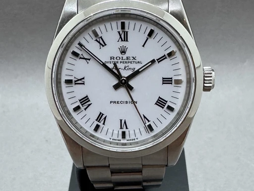 Title: Air King 34.5 mm Hvid romer
Brand: Rolex
Model: Airking
Ref: 14000
Category: Dress
Diameter: 35mm
Functions: Dato
Year: 1991
Price: 35000
Condition: undefined
Dial Color: Hvid
Strap: Metal
Case material: Stål
Gender: Herre
Match: 100.0%
Billedet er ejet af Franz Jaeger & Me (179129) Et Rolex ur
