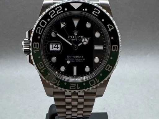 Title: GMT Master II Sprite Jubilee lænke
Brand: Rolex
Model: Gmt-Master II
Ref: 126720VTNR
Category: Sport
Diameter: 40mm
Functions: GMT, Dato
Year: 2025
Price: 137000
Condition: undefined
Dial Color: Sort
Strap: Metal
Case material: Stål
Gender: Herre
Match: 100.0%
Billedet er ejet af Franz Jaeger & Me (210458) Et Rolex ur