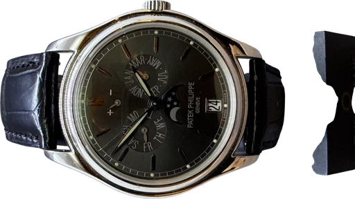 Title: Annual Calendar Platin
Brand: Patek Philippe
Model:
Ref: 5146P-001
Category: Dress
Diameter: 39mm
Functions: Dato, Ugedag, Månefase
Year: 2014
Price: 340000
Condition: 10.0
Dial Color: Sort
Strap: Læder
Case material: Andet
Gender: Herre
Match: 100.0%
Billedet er ejet af Franz Jaeger & Me (101742) Et Patek Philippe ur