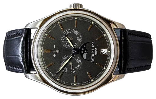 Titel: Annual Calendar Platin
Mærke: Patek Philippe
Model: Annual Calendar
Ref.: 5146P-001
Årgang: 2014
Tilbehør:
Pris: 340.000 kr.
Diameter: 39mm
Funktioner: Dato, Ugedag, Månefase
Skivefarve: Grå
Rem: Læder
Kassemateriale: Andet
Kategori: Dress
Køn: Herre
Match: 100.0%
Billedet ejes af Franz Jaeger & Me (101742) Et Patek Philippe ur