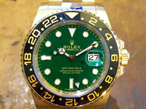 Title: GMT-Master II Guld m. grøn skive
Brand: Rolex
Model: GMT-Master II grøn skive
Ref: 116718LN
Category: Pilot
Diameter: 40mm
Functions: GMT, Dato
Year: 2018
Price: 268000
Condition: 10.0
Dial Color: Grøn
Strap: Metal
Case material: Guld
Gender: Herre
Match: 100.0%
Billedet er ejet af Franz Jaeger & Me (387107) Et Rolex ur