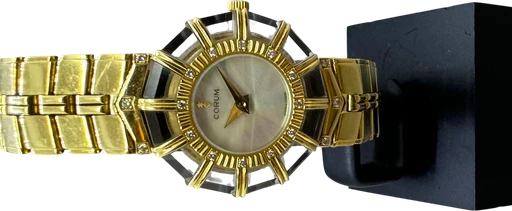Title: Princess Limelight 18k Gold
Brand: Corum
Model: Princess Limelight
Ref: 185.781.65
Category: Dress
Diameter: 26mm
Functions:
Year:
Price: 78000
Condition: 10.0
Dial Color: Hvid
Strap: Metal
Case material: Guld
Gender: Dame
Match: 100.0%
Billedet er ejet af Franz Jaeger & Me (101757) Et Corum ur