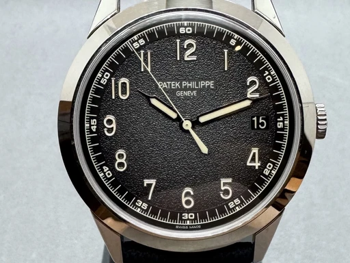 Title: Calatrava Automatic Hvidguld
Brand: Patek Philippe
Model: Calatrava Automatic
Ref: 5226G-001
Category: Dress
Diameter: 40mm
Functions: Dato
Year: 2024
Price: 255000
Condition: undefined
Dial Color: Sort
Strap: Andet
Case material: Guld
Gender: Herre
Match: 100.0%
Billedet er ejet af Franz Jaeger & Me (348533) Et Patek Philippe ur