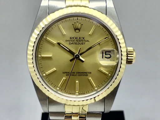 Title: Datejust 31 Guld/stål
Brand: Rolex
Model: Datejust 31
Ref: 68273
Category: Dress
Diameter: 31mm
Functions: Dato
Year: 1990
Price: 48000
Condition: undefined
Dial Color: Guld
Strap: Metal
Case material: Guld
Gender: Unisex
Match: 100.0%
Billedet er ejet af Franz Jaeger & Me (154355) Et Rolex ur