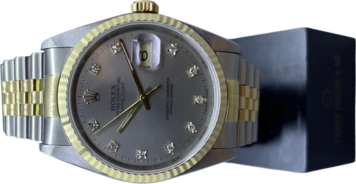Titel: Datejust Lys grå Diamantskive (Nyhed)
Mærke: Rolex
Model: Datejust
Ref.: 16233
Årgang: 1991
Tilbehør: Boks og Papirer
Pris: 58.000 kr.
Diameter: 36mm
Funktioner: Dato
Skivefarve: Grå
Rem: Metal
Kassemateriale: Stål
Kategori: Dress
Køn: Herre
Match: 100.0%
Billedet ejes af Franz Jaeger & Me (1073246) Et Rolex ur