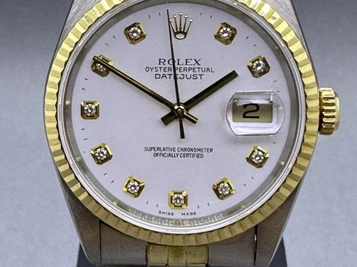 Title: Datejust 36 mm hvid Diamantskive
Brand: Rolex
Model: Datejust
Ref: 16233
Category: Dress
Diameter: 36mm
Functions: Dato
Year: 1995
Price: 58000
Condition:
Dial Color: Hvid
Strap: Metal
Case material: Stål
Gender: Herre
Match: 100.0%
Billedet er ejet af Franz Jaeger & Me (154330) Et Rolex ur