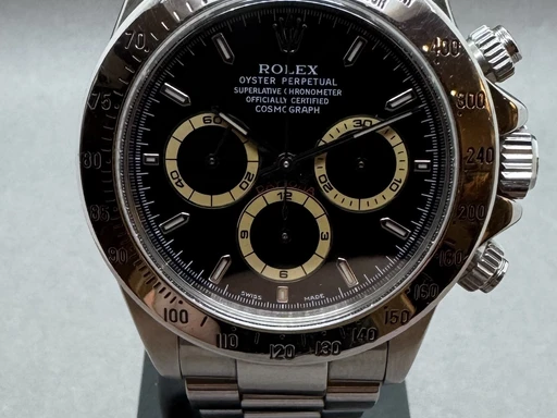 Title: Daytona Zenith (Color Change)
Brand: Rolex
Model: Daytona
Ref: 16520
Category: Racing
Diameter: 40mm
Functions: Kronograf
Year: 1999
Price: 220000
Condition: undefined
Dial Color: Sort
Strap: Metal
Case material: Stål
Gender: Herre
Match: 100.0%
Billedet er ejet af Franz Jaeger & Me (307054) Et Rolex ur