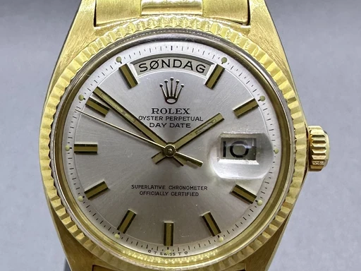 Titel: Daydate 18 kt. Guld Dansk Ugedag, Super stand.
Mærke: Rolex
Model: Daydate
Ref.: 1803
Årgang: 1972
Tilbehør: Boks og Papirer
Stand: 9.0 (Brugt)
Pris: 138.000 kr.
Diameter: 36mm
Funktioner: Dato, Ugedag
Skivefarve: Sølv
Rem: Andet
Kassemateriale: Guld
Kategori: Dress
Køn: Herre
Match: 100.0%
Billedet ejes af Franz Jaeger & Me (332823) Et Rolex ur