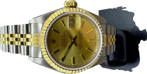 Title: Datejust Guld/stål 26 mm
Brand: Rolex
Model: Oyster Perpetual Datejust
Ref: 69173
Category: Dress
Diameter: 26mm
Functions: Dato
Year: 1986
Price: 36000
Condition:
Dial Color: Gul
Strap: Metal
Case material: Andet
Gender: Dame
Match: 100.0%
Billedet er ejet af Franz Jaeger & Me (348587) Et Rolex ur