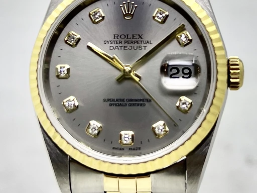 Title: Datejust 36 G/S Grå Diamantskive.
Brand: Rolex
Model: Datejust 36
Ref: 16233
Category: Dress
Diameter: 36mm
Functions: Dato
Year: 2000
Price: 58000
Condition: 10.0
Dial Color: Grå
Strap: Metal
Case material: Andet
Gender: Herre
Match: 100.0%
Billedet er ejet af Franz Jaeger & Me (101793) Et Rolex ur