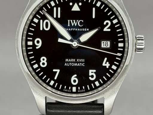 Title: Mark XVIII Antoine de Saint-Exupéry (New)
Brand: IWC
Model: Pilot
Ref: IW327003
Category: Pilot
Diameter: 40mm
Functions: Dato
Year: 2022
Price: 28000
Condition: 10.0
Dial Color: Sort
Strap: Læder
Case material: Stål
Gender: Herre
Match: 100.0%
Billedet er ejet af Franz Jaeger & Me (537579) Et IWC ur