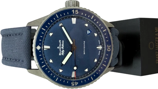 Titel: Fifty Fathoms Bathyscaphe
Mærke: Blancpain
Model: Fifty Fathoms Flyback
Ref.: 5000 0240 O52A
Årgang: 2016
Tilbehør: Boks og Papirer
Stand: 10.0 (Nyt)
Pris: 67.000 kr.
Diameter: 44mm
Funktioner: Dato
Skivefarve: Blå
Rem: Stof
Kassemateriale: Keramik
Kategori: Dykker
Køn: Herre
Match: 100.0%
Billedet ejes af Franz Jaeger & Me (1029352) Et Blancpain ur