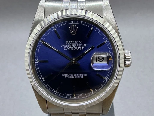 Title: Datejust 36 mm Blå skive
Brand: Rolex
Model: Datejust
Ref: 16234
Category: Dress
Diameter: 36mm
Functions: Dato
Year: 1997
Price: 50000
Condition: 8.0
Dial Color: Blå
Strap: Metal
Case material: Stål
Gender: Herre
Match: 100.0%
Billedet er ejet af Franz Jaeger & Me (291404) Et Rolex ur