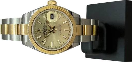 Titel: Datejust 28 mm Oyster Lænke
Mærke: Rolex
Model: Datejust 28
Ref.: 279173
Kategori: Dress
Diameter: 28mm
Funktioner: Dato
Årgang: 2017
Pris: 75000
Stand: 10.0 (Nyt)
Skivefarve: Gul
Rem: Metal
Kassemateriale: Guld
Køn: Dame
Match: 100.0%
Billedet ejes af Franz Jaeger & Me (922483) Et Rolex ur