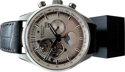 Title: El Primero Chronomaster
Brand: Zenith
Model: El Primero Chronomaster
Ref: 03.2160.4047/01.C713
Category: Racing
Diameter: 45mm
Functions: Kronograf, Dato, Månefase
Year: 2014
Price: 46000
Condition: 10.0
Dial Color: Sølv
Strap: Læder
Case material: Stål
Gender: Herre
Match: 100.0%
Billedet er ejet af Franz Jaeger & Me (154275) Et Zenith ur