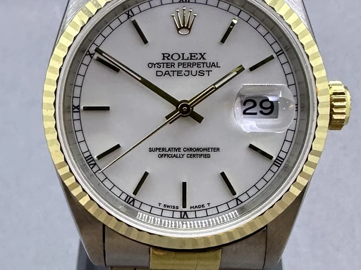 Title: Datejust 36 mm hvid skive
Brand: Rolex
Model: Datejust
Ref: 16233
Category: Dress
Diameter: 36mm
Functions: Dato
Year: 2001
Price: 50000
Condition: 10.0
Dial Color: Hvid
Strap: Metal
Case material: Andet
Gender: Herre
Match: 100.0%
Billedet er ejet af Franz Jaeger & Me (101778) Et Rolex ur