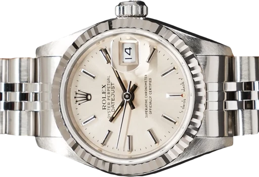 Title: Datejust 69174 (New)
Brand: Rolex
Model: Datejust
Ref: 69174
Category: Dress
Diameter: 26mm
Functions: Dato
Year: 1996
Price: 38995
Condition: 9.0
Dial Color: Sølv
Strap: Metal
Case material: Stål
Gender: Dame
Match: 100.0%
Billedet er ejet af GP Watches (899546) Et Rolex ur