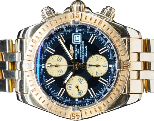 Titel: Chronomat Evolution (Nyhed)
Mærke: Breitling
Model: Chronomat Evolution
Ref.: A13356
Årgang: 2011
Tilbehør: Boks og Papirer
Stand: 8.5 (Brugt)
Pris: 199.995 kr.
Diameter: 44mm
Funktioner: Kronograf, Dato
Skivefarve: Sort
Rem: Metal
Kassemateriale: Guld
Kategori: Dykker
Køn: Herre
Match: 100.0%
Billedet ejes af GP Watches (1202276) Et Breitling ur
