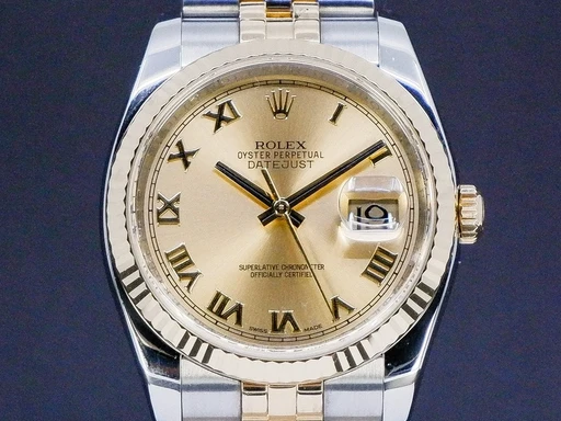 Title: Datejust 36 MM
Brand: Rolex
Model: Datejust
Ref: 116233
Category: Dress
Diameter: 36mm
Functions: Dato
Year: 2015
Price: 64995
Condition: undefined
Dial Color: Guld
Strap: Metal
Case material: Stål
Gender: Herre
Match: 100.0%
Billedet er ejet af GP Watches (175085) Et Rolex ur